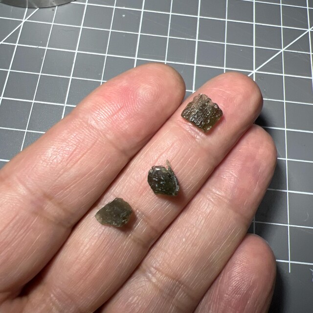 本物のモルダバイトクリスタル - 原石モルダバイト - モルダバイト