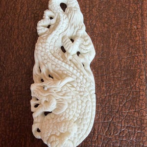龍の彫刻が施された水牛の骨、レザーネックレスペンダント - Etsy 日本