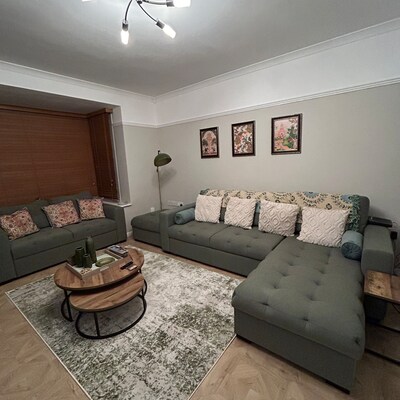 How To Decorate A Living Room Wall With Pictures In India