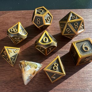 Dice 4 Friends JDR Cube Set 7 Poly DND jeu de rôle goldeneyes Gold incrustées Dice 4 Friends JDR Cube Set 7 Poly DND jeu de rôle goldeneyes Gold incrustées