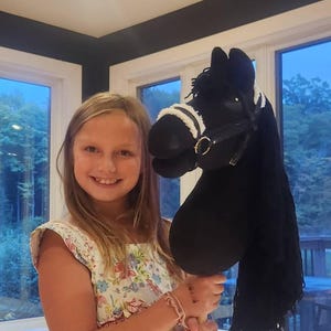 Cheval à Bâton En Bois Et Peluche – Hennissements Et Galop Réalistes, Dès 3 Ans