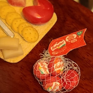 Melody Jane Planche à fromage et vin pour maison de poupée Échelle 1:12 Accessoire alimentaire pour cuisine et salle à manger Melody Jane Planche à fromage et vin pour maison de poupée Échelle 1:12 Accessoire alimentaire pour cuisine et salle à manger
