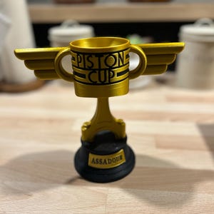 Piston Cup トロフィー ゴールド カーズ　カリフォルニアディズニー DISNEY PARKS DCA PIXAR CARS PISTON CUP CHAMPION GOLD TROPHY