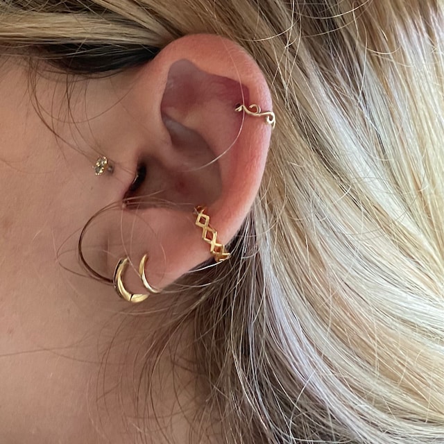 Piercing all'elica in acciaio chirurgico con perla in oro rosa, anello