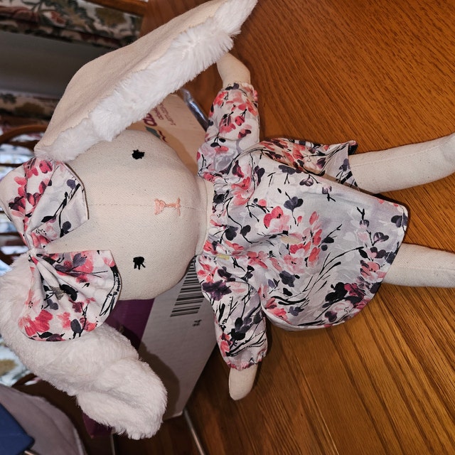 Vestido Túnica Para Muñecas Bunny Lou – Con Estampado De Conejito Y Flores, Talla 20-25 Cm, Incluye Percha De Madera, De Heless