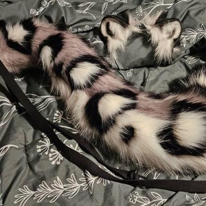 リアルなフェイクファーの白とグレーのユキヒョウの耳と尻尾のセット