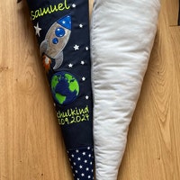 Personalisiertes Schultüte Mit Namen – Weltraum-Rakete Design, Inkl. Kissen (blau)