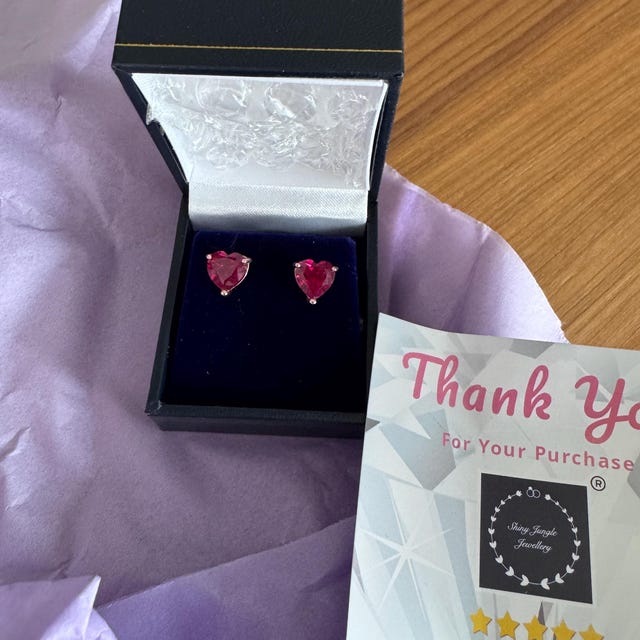 Yongxu Orecchini a perno scintillanti a forma di cuore da donna, con