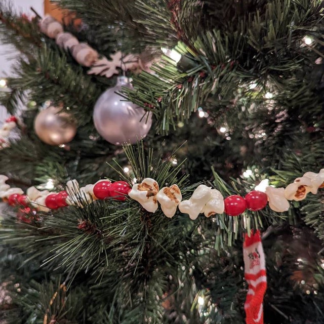 Primitive Christmas REALISTIC FAKE CRANBERRY GARLAND Tree Trim Swag