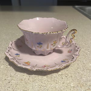 ピンクの磁器アンティークティーカップとソーサーゴールド