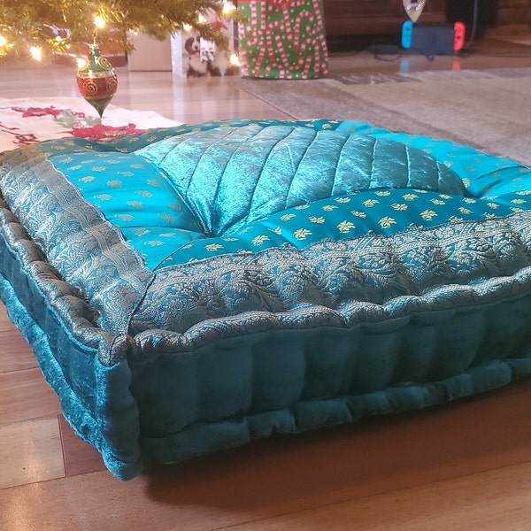 LARGE SQUARE CUSHION LOVERS RETREAT main image 1