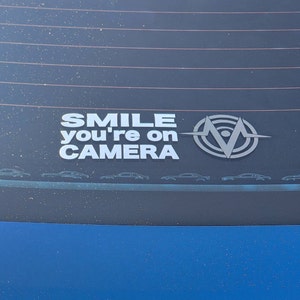 stika.co Smile! You're on Camera! teken, A6 148 x 105 mm zelfklevende vinylsticker, CCTV-waarschuwingsborden voor veiligheid, binnen of buiten, waterdichte vinylsticker