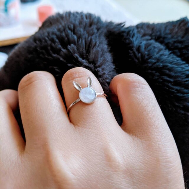 指輪・リング Rabbit Holding The Moon Ring Natural Rainbow Moonstone Ring, Rabbit Ring, Premium Silver