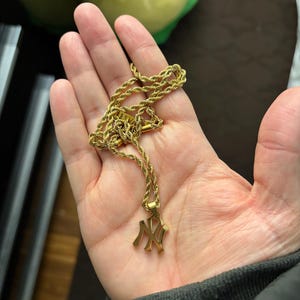 18k Gold New York Yankees Pendant – Unisex Baseball Charm Necklace