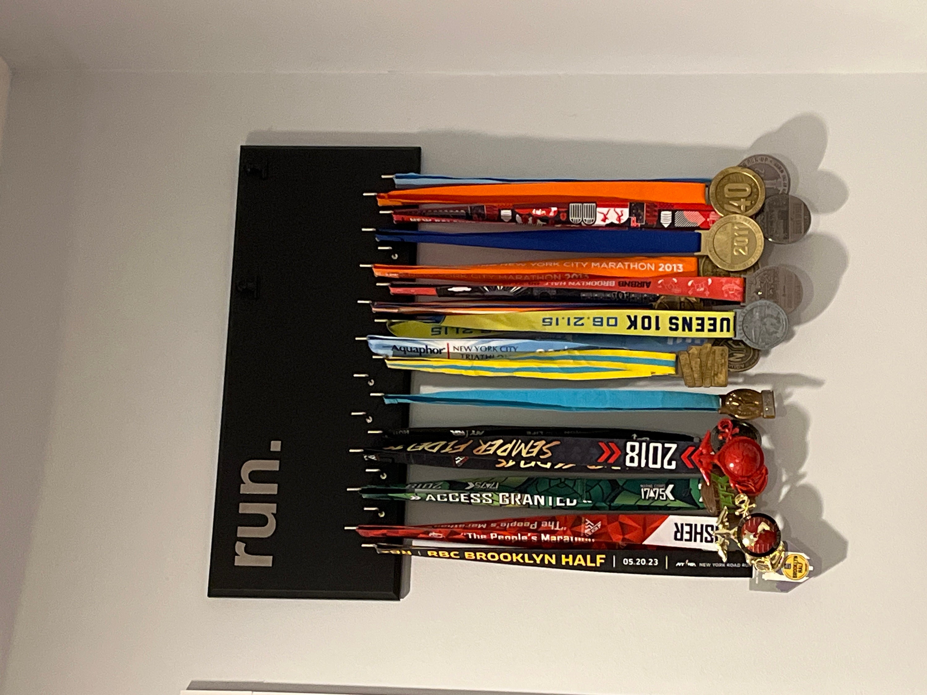 Running Medal Holder with 3D lettering, gray or black with 3D aluminium "run." letters, 21 hooks and BIB holder