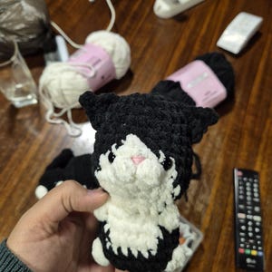 縫わずに編める猫の編み図セット、子猫のあみぐるみパターン：黒、白