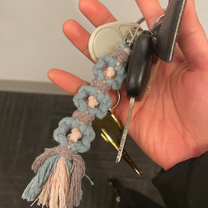 Portachiavi con fiore in macramè, portachiavi con margherita in stile boho personalizzato, accessorio per damigella d'onore - Italia