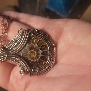 Ciondolo fossile di ammonite, pendente avvolto in filo di rame, pendente in pietra di luna arcobaleno, gioiello in rame fatto a mano, regalo per lei, pendente con pietra preziosa avvolta