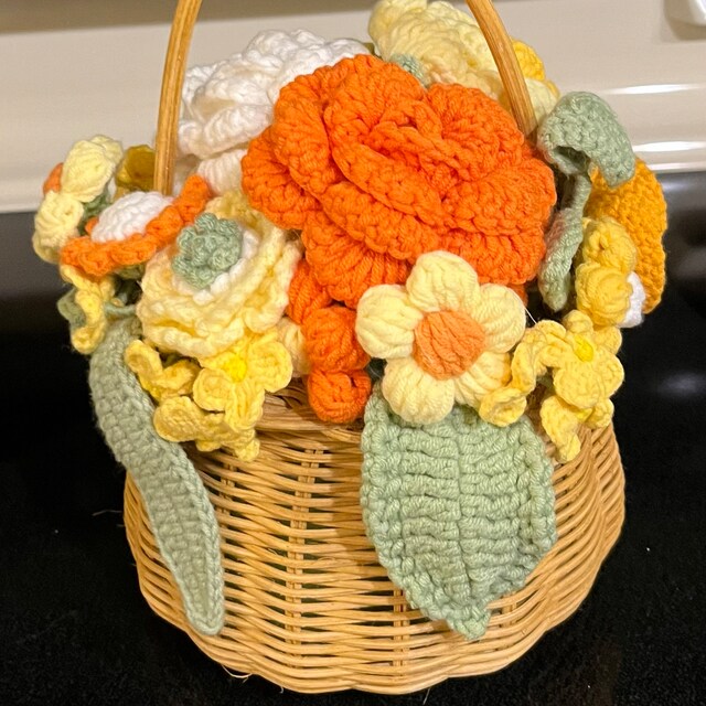 かぎ針編みの花のバスケット、手作りのイチゴ、パーソナライズされた