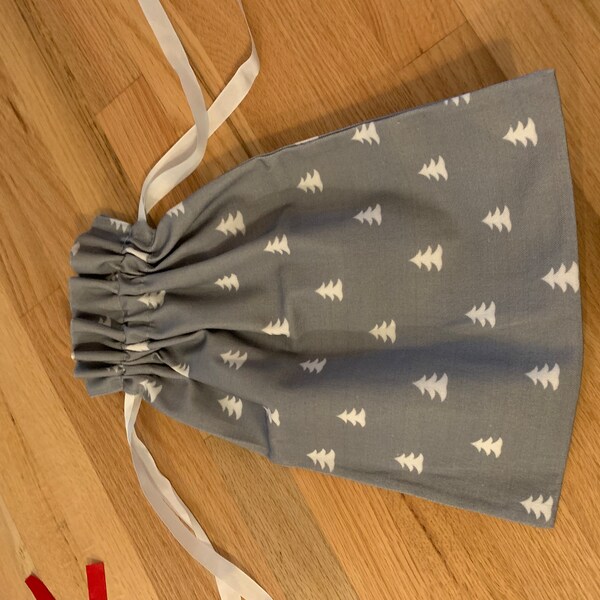 Easy Fabric Drawstring Gift Bag with a Gusset (Free Pattern