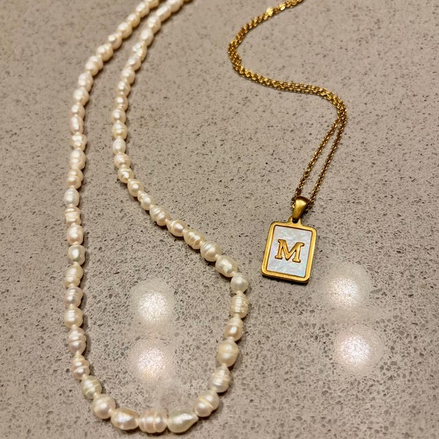 人気ブランド【RELLERY】Mother of Pearl Initialネックレス Mother of Pearl Initial Necklace – Rellery