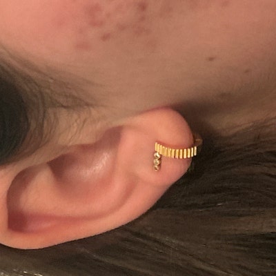 RIBBED HUGGIE EARRINGS - GOLD main image 0