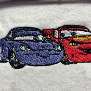 ライトニング・マックィーンとサリー・カレラの車が描かれた刺繍 ライトニング・マックィーンとサリー・カレラの車が描かれた刺繍