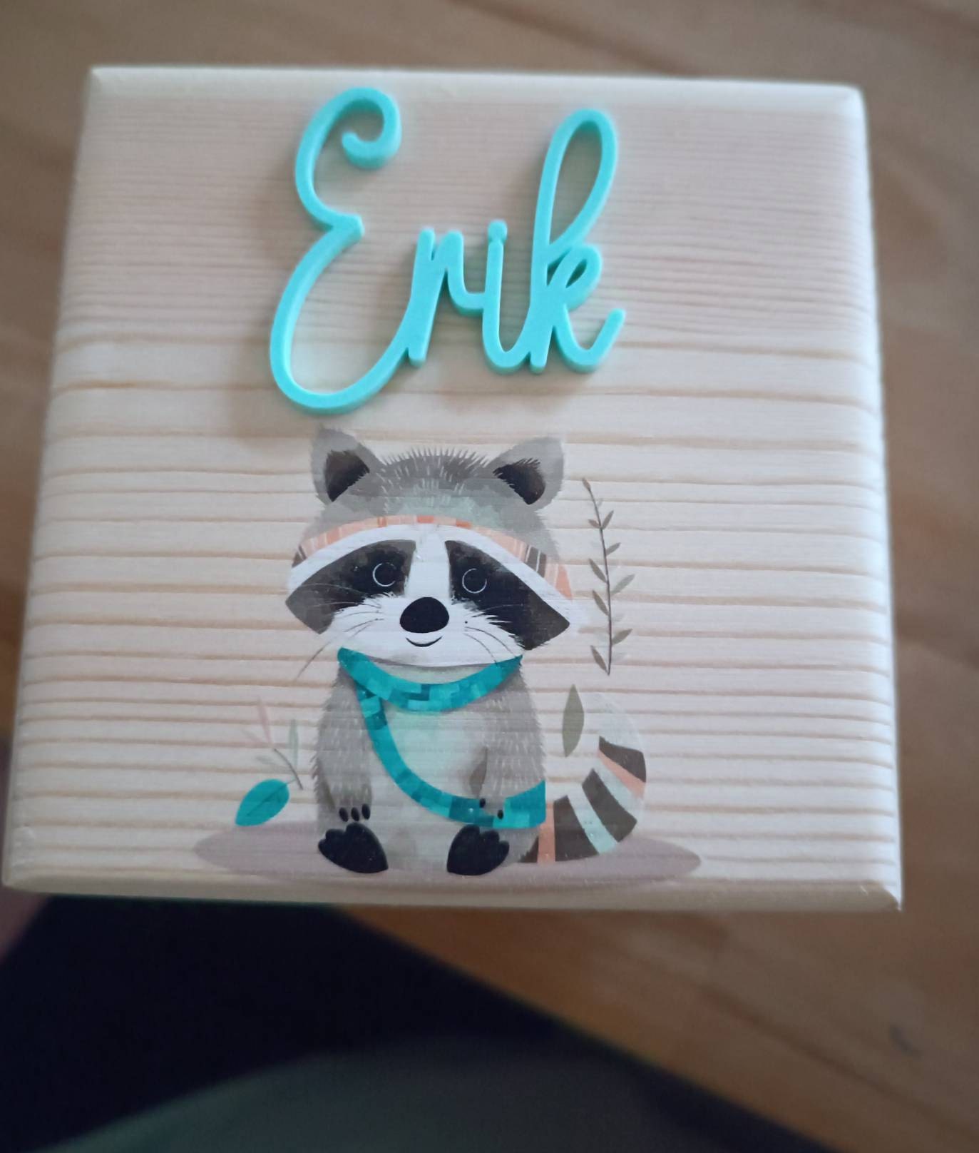 Personalized wooden money box for children: securely lockable and decorative. Ideal gift for birthdays, christenings or Easter.