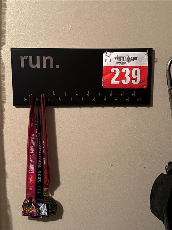 Running Medal Holder with 3D lettering, gray or black with 3D aluminium "run." letters, 21 hooks and BIB holder