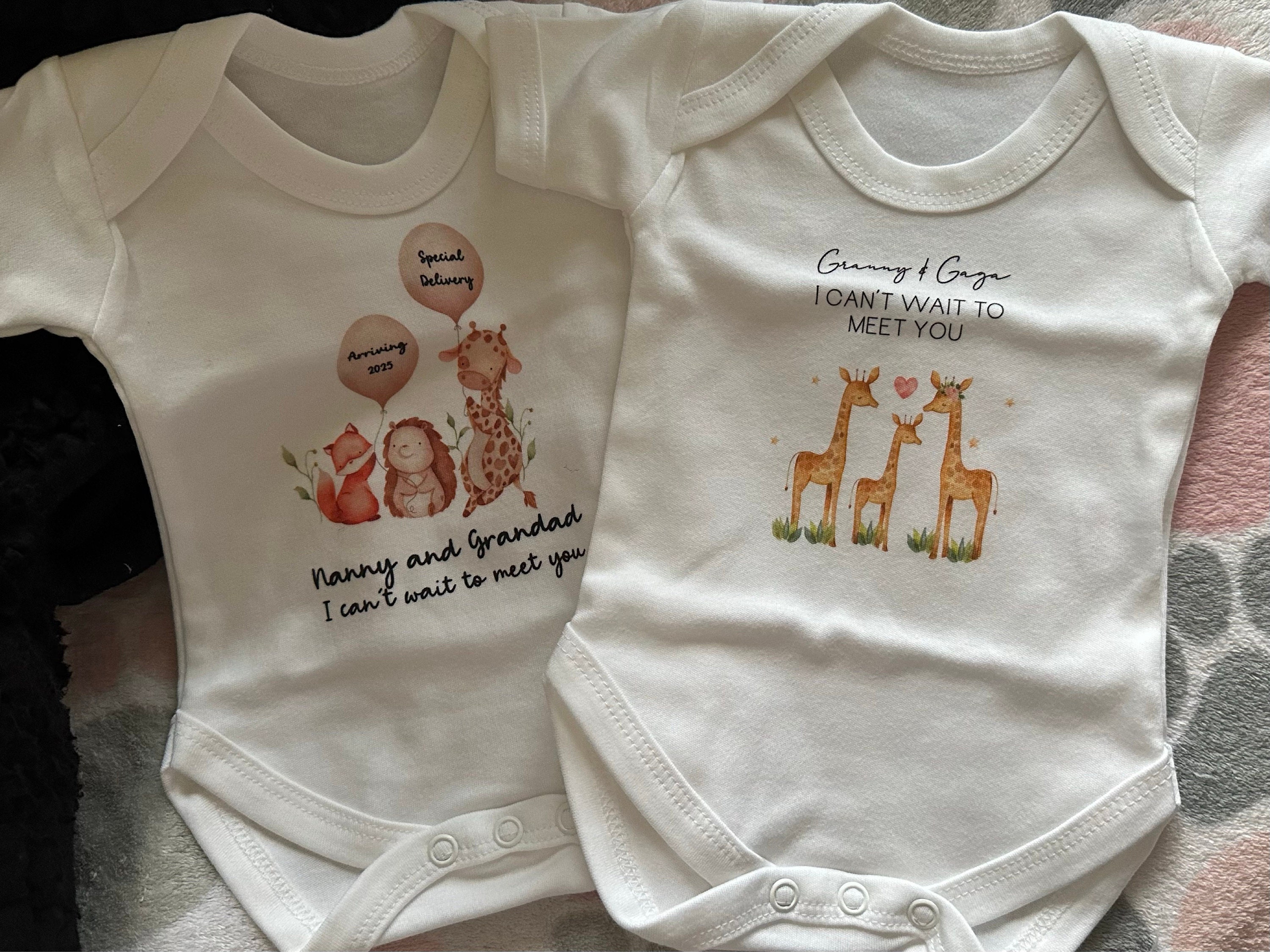 Personalised Nanny Grandad I Can&#39;t Wait To Meet You Giraffe Baby Announcement Vest | Pregnancy Reveal | Newborn | Baby Shower Gift Present