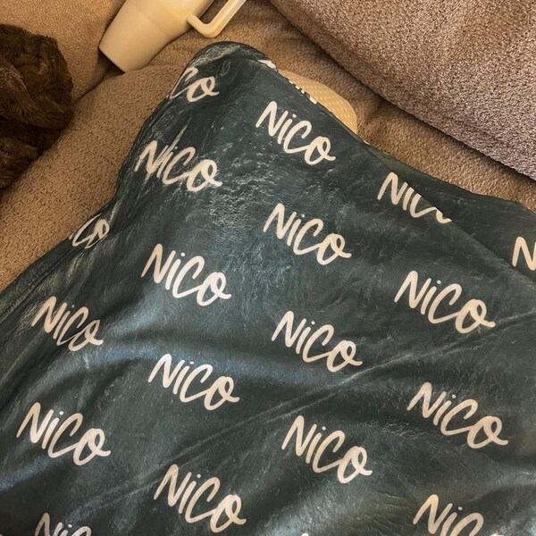 Personalized Girl Quilt/Fleece Blanket - Bỉthday Gift For Girl - I'm Not Just A Pretty Girl