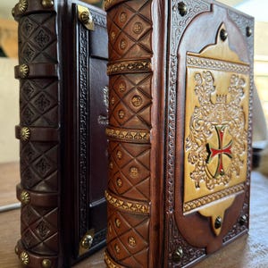 中世の革製ジャーナル - テンプル騎士団の十字架、エンボス加工された