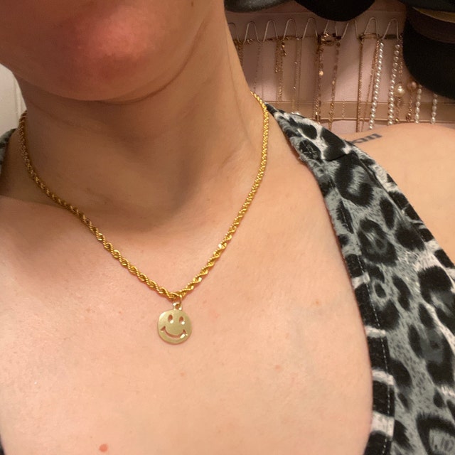 【bighugclub】SMILEY necklace Amazon.com: 14k Gold Smiley Face Diamond Necklace (16 Inches