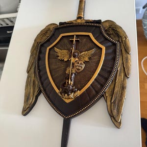 彫刻された木製の聖ミカエル大天使戦士 - すべてを持っている男性への