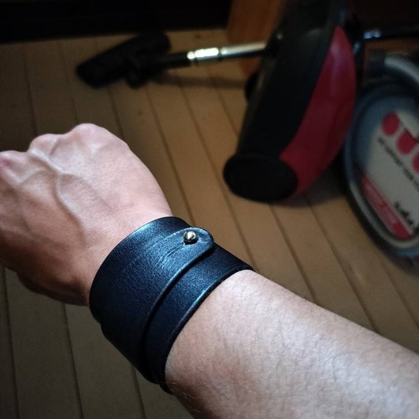 Amo Leather Cuffs in Dark Blue