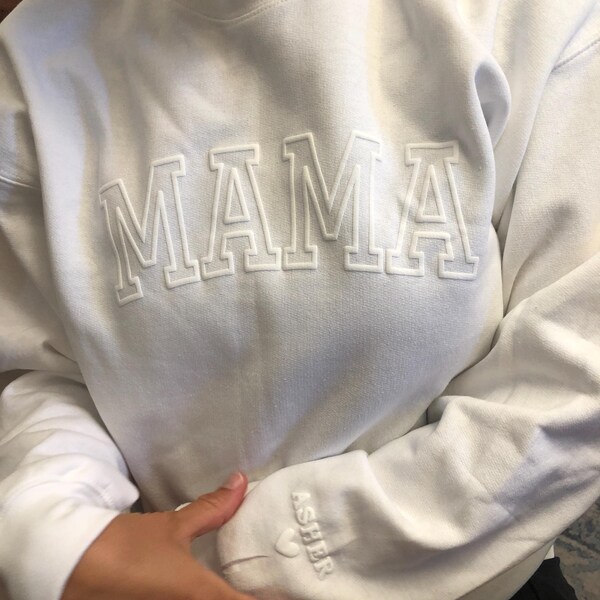 Personalized Mama Sweatshirt With Kids Names – Gildan Pullover, Crew Neck, Long Sleeve (Women's, Made In USA)