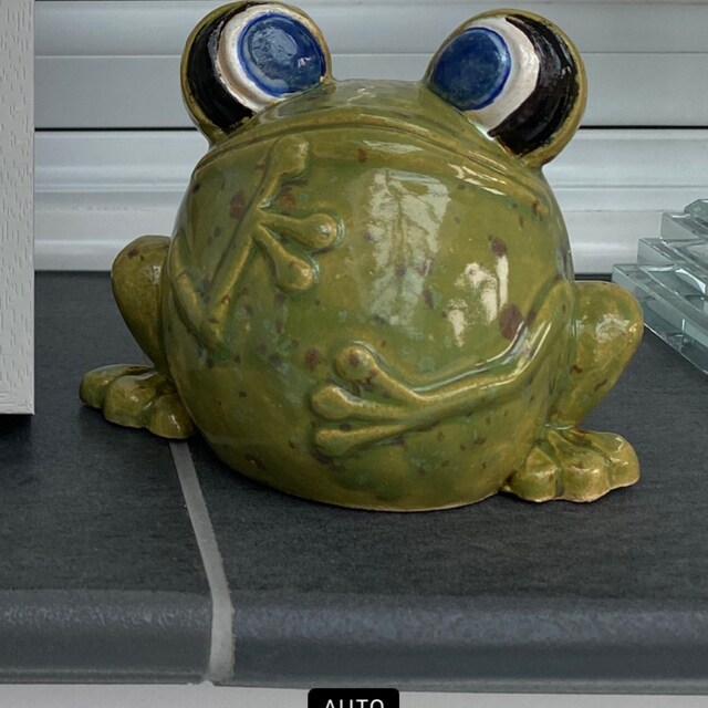 ぎょろっとした目をした緑のカエルの像 風変わりな陶器の ぎょろっとした目をした緑のカエルの像 風変わりな陶器の