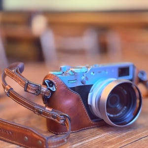 富士フイルム X100VI用 牛革カメラケース（ストラップ付き） - Etsy 日本