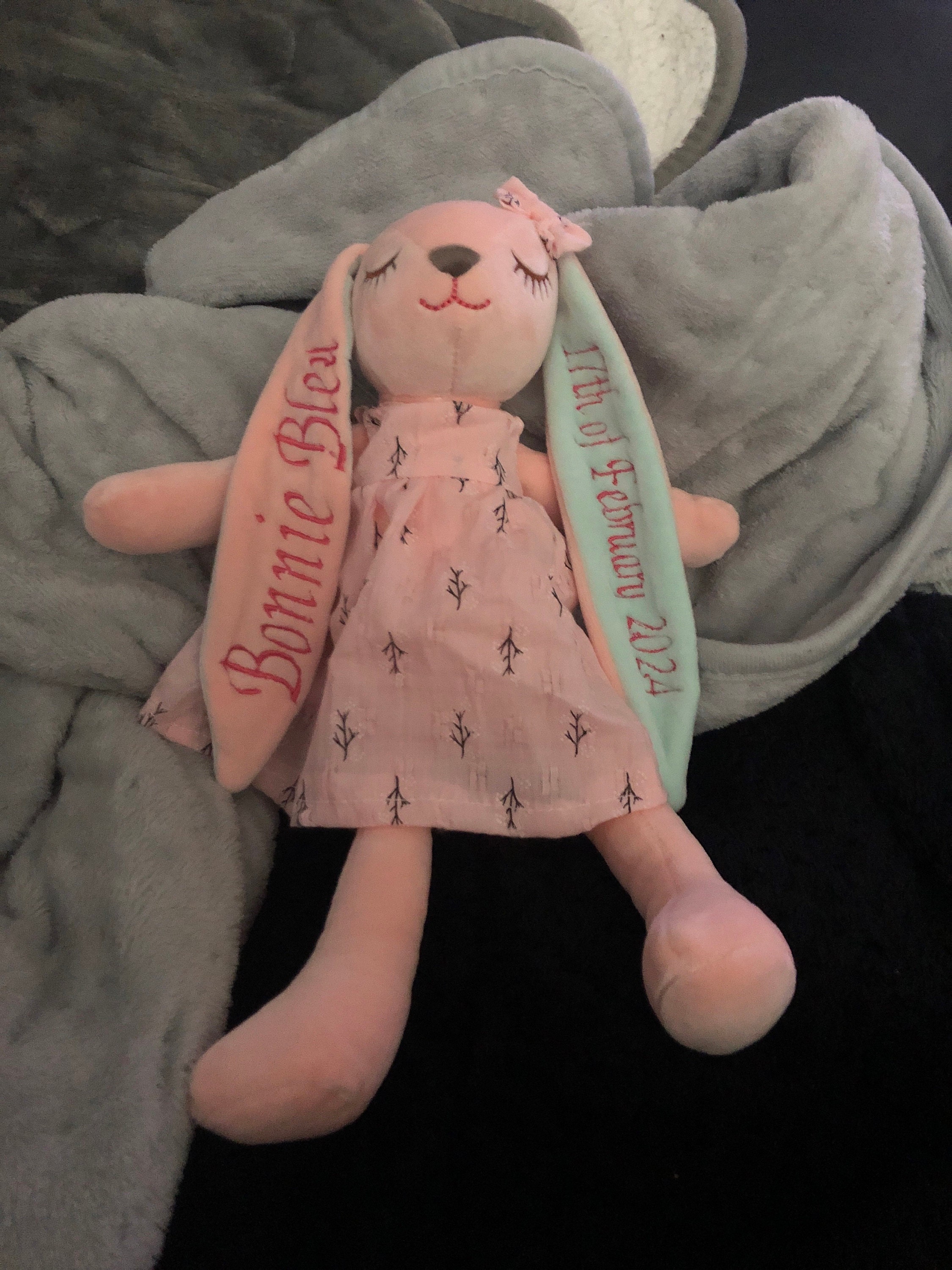 Entzückender personalisierter Hase: Ein aufmerksames Babyparty-Geschenk für Neugeborene - Personalisierter Hase mit Stickerei