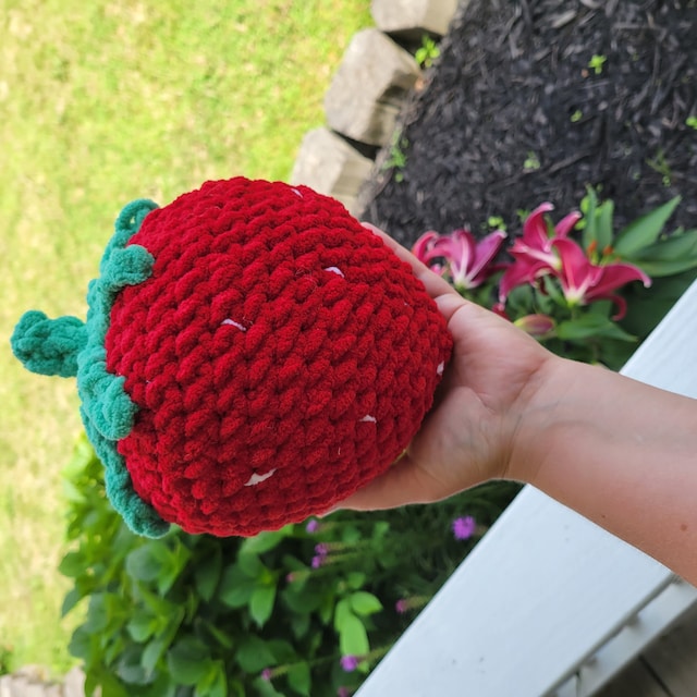 Giant Strawberry Crochet Amigurumi Kit – Club Crochet