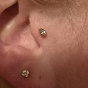 14Kt. gouden tragus piercing met helder kristal