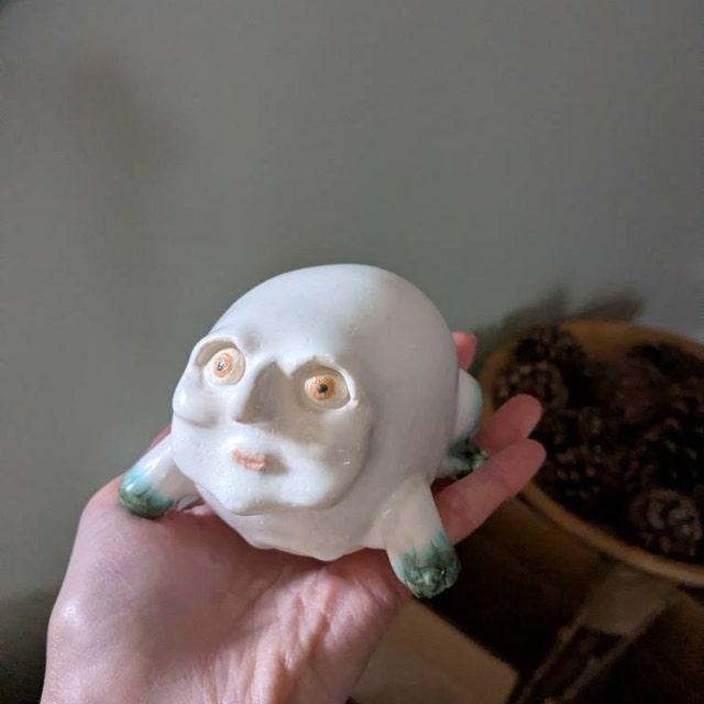 手作りの陶器製カエルの置物：奇妙な彫刻アート - Etsy 日本