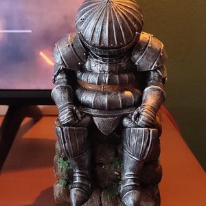 DARK SOULS : PERSONNAGE EN PELUCHE - SIEGMEYER DE CATARINA