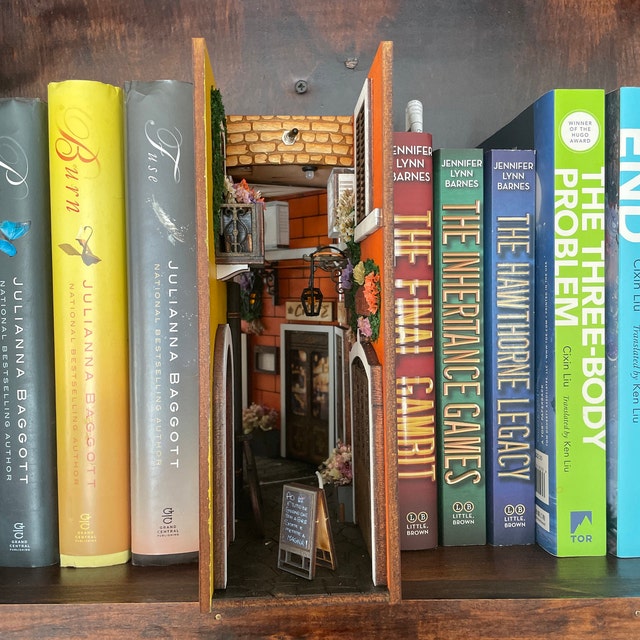 MINI ALLEY Medieval Assembled Booknook Premade Bookshelf Insert Bookshelf  Alley® Book Nook Personalized Gift -  Sweden