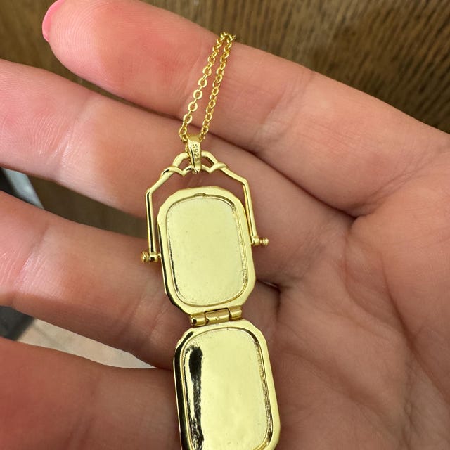 vintage LOCKET pendant 750刻印　K18 vintage LOCKET pendant 750刻印 K18 Vintage Avon NR Etched Four