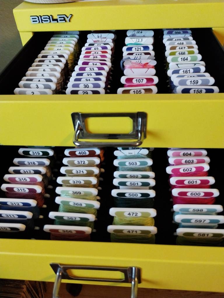 3-mm-Acrylspulen mit aufgedruckter Nummer und Farbmuster für DMC – kleine Sets (nur 84 Spulen – kein Garn enthalten)