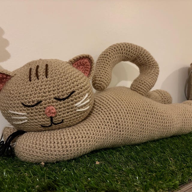 眠っている三毛猫の編み図：抱きしめたくなるふっくら猫のあみぐるみ
