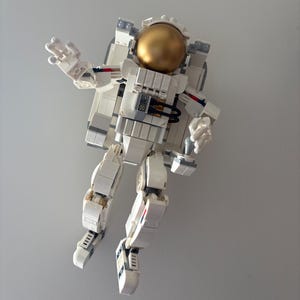 レゴ クリエイター 3-in-1 宇宙飛行士 (31152) を飾るための壁掛け