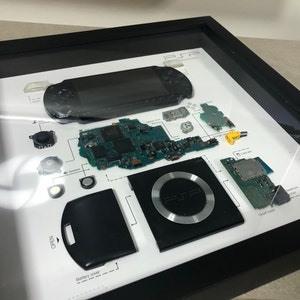 額装されたPSP 1000/2000分解済みコンソールアート：テクノロジー