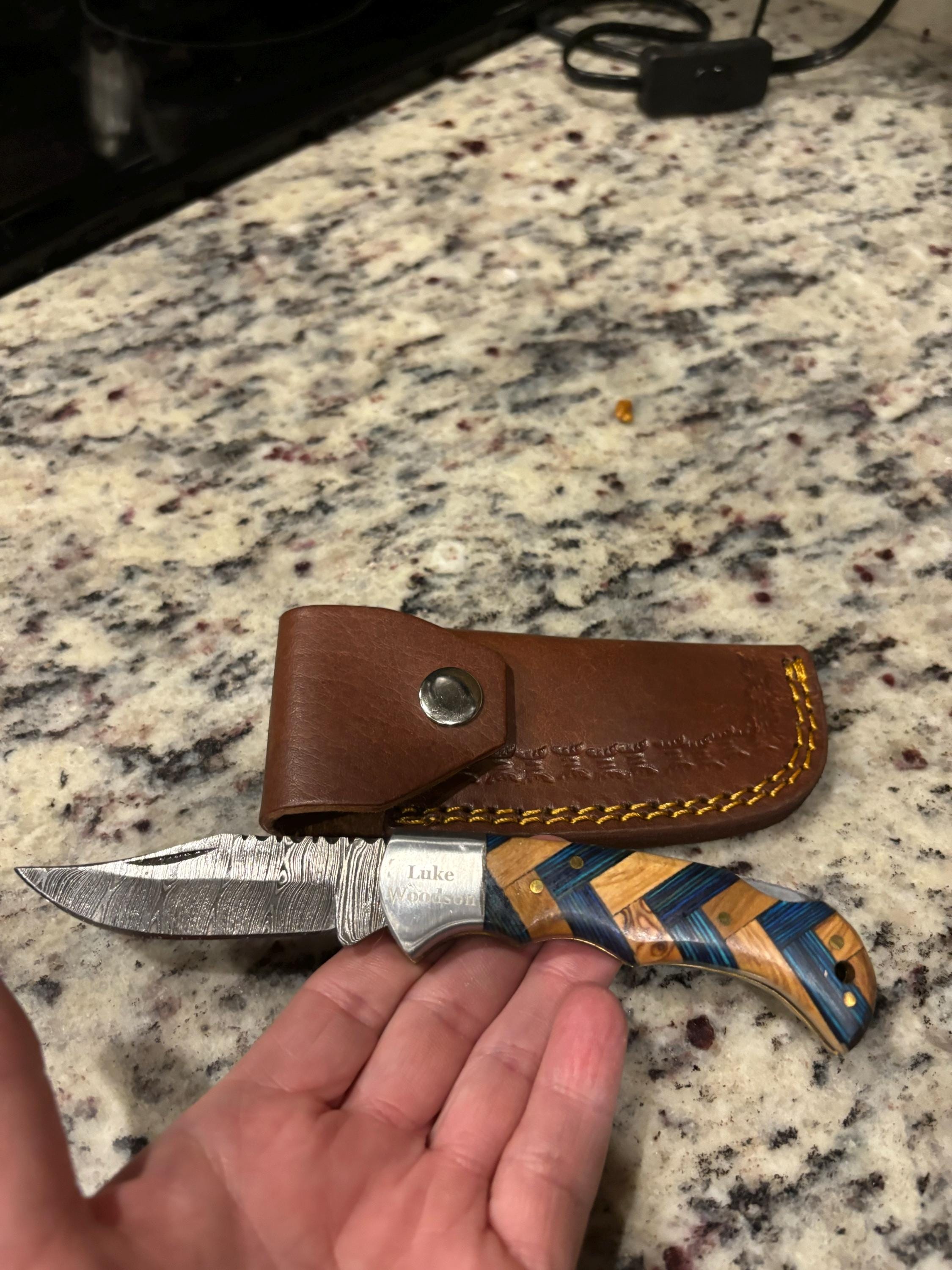 Handgemachtes Damast-Taschenmesser mit Olivenholzgriff, Geburtstagsgeschenk, Klappmesser, Bräutigamsmann-Geschenk, Jahrestag, Hochzeit, personalisiertes Geschenk für Männer